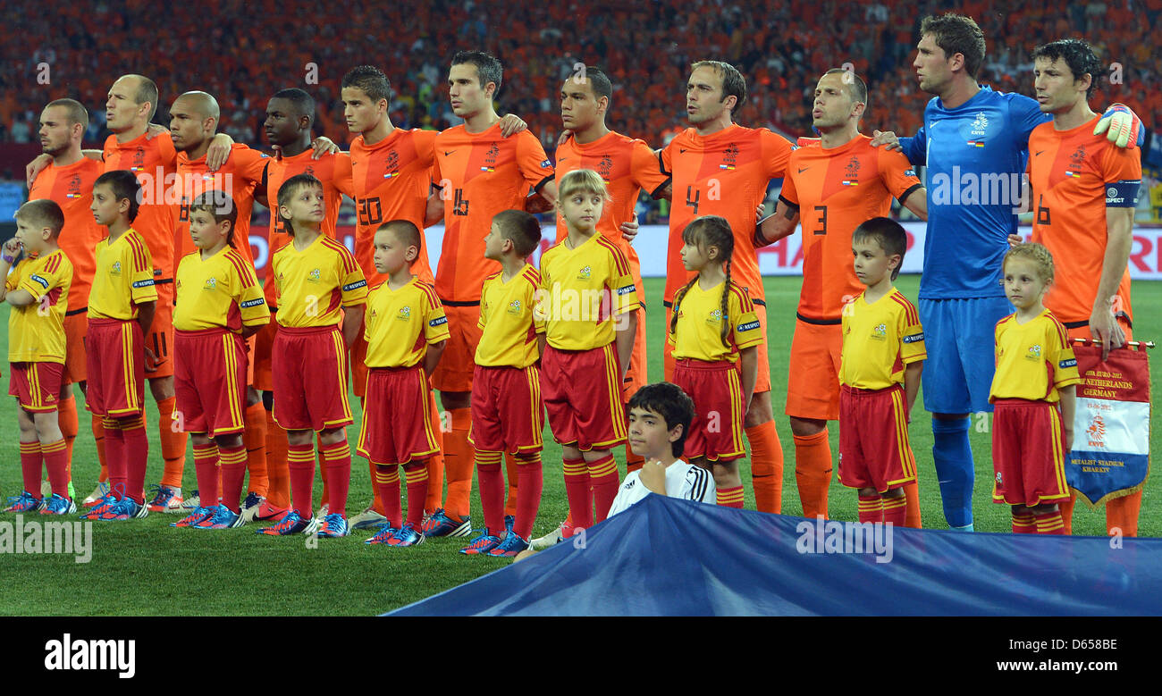 Les joueurs de la Netherland chanter leur hymne national pendant l'UEFA EURO  2012 groupe B match de foot Pays-bas contre l'Allemagne au stade Metalist  Kharkiv, en Ukraine, le 13 juin 2012. Photo :