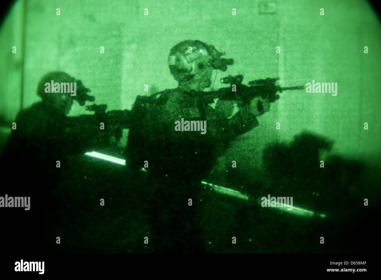 Les commandos de l'Armée nationale afghane avec le 1er Kandak d'opérations spéciales au cours de formation de vision de nuit le 8 avril 2013 dans le district de Behsud, province de Nangarhar, en Afghanistan. Banque D'Images