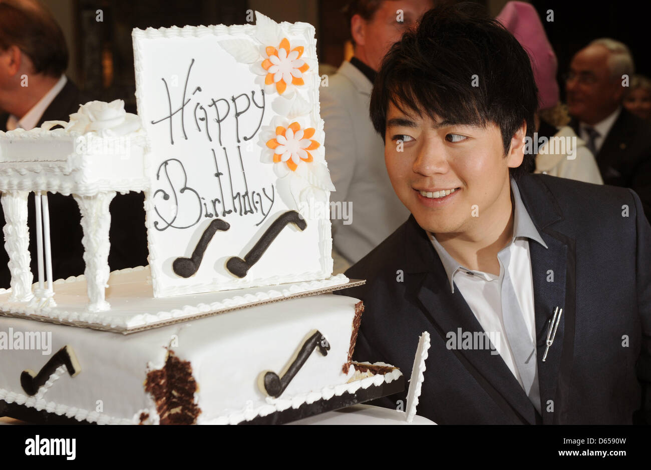 Lang Lang Star Chinoise Pose A Cote De Son Gateau D Anniversaire Apres La Ceremonie De Remise Des Prix De La Montblanc De La Culture Arts Patronage Award 12 A L Hotel De Rome Lang Lang Star Chinoise Pose A Cote De Son Gateau D Anniversaire Apres La Ceremonie De Remise Des Prix De La Montblanc De La Culture Arts Patronage Award 12 A L Hotel De Rome