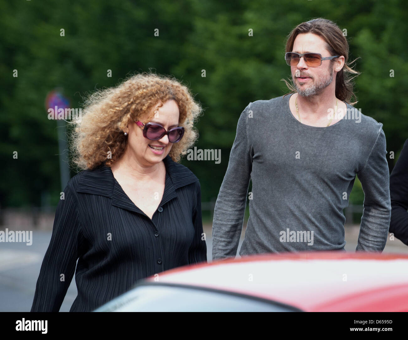 Directeur artistique de la documenta (13) Carolyn Christov-Bakargiev (L) marche avec l'acteur américain Brad Pitt vers la nouvelle Galerie dans Kasasel, Allemagne, 14 juin 2012. La célèbre une société privée visite la documenta. Photo : UWE ZUCCHI Banque D'Images