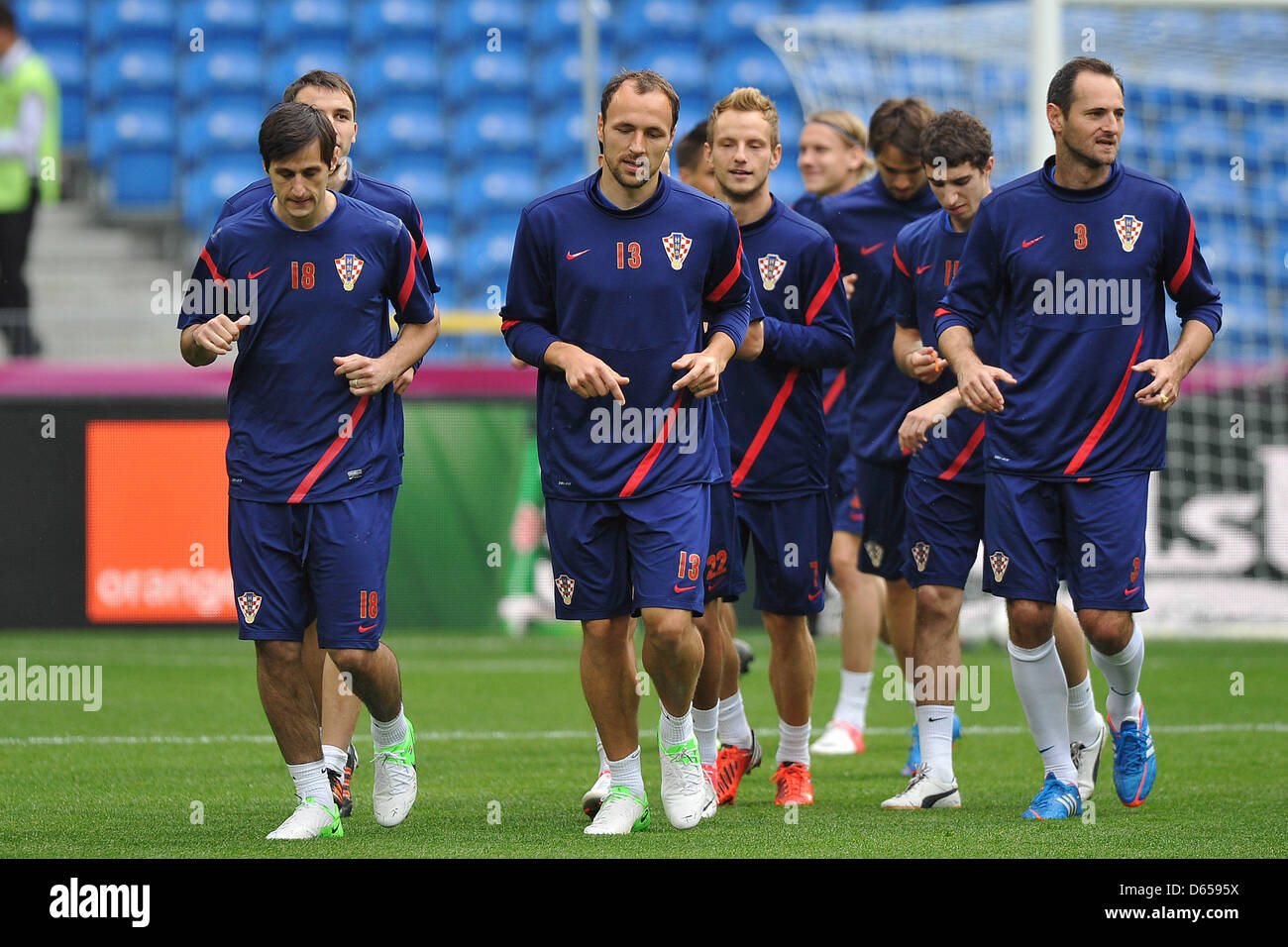 Les joueurs de soccer national croate Nikola Kalinic (FRONTROW L-R), Gordon Schildenfeld et Josip Simunic prendre part à une séance de formation au stade Miejski dans Poznan, Allemagne, 13 juin 2012. Photo : Revierfoto Banque D'Images