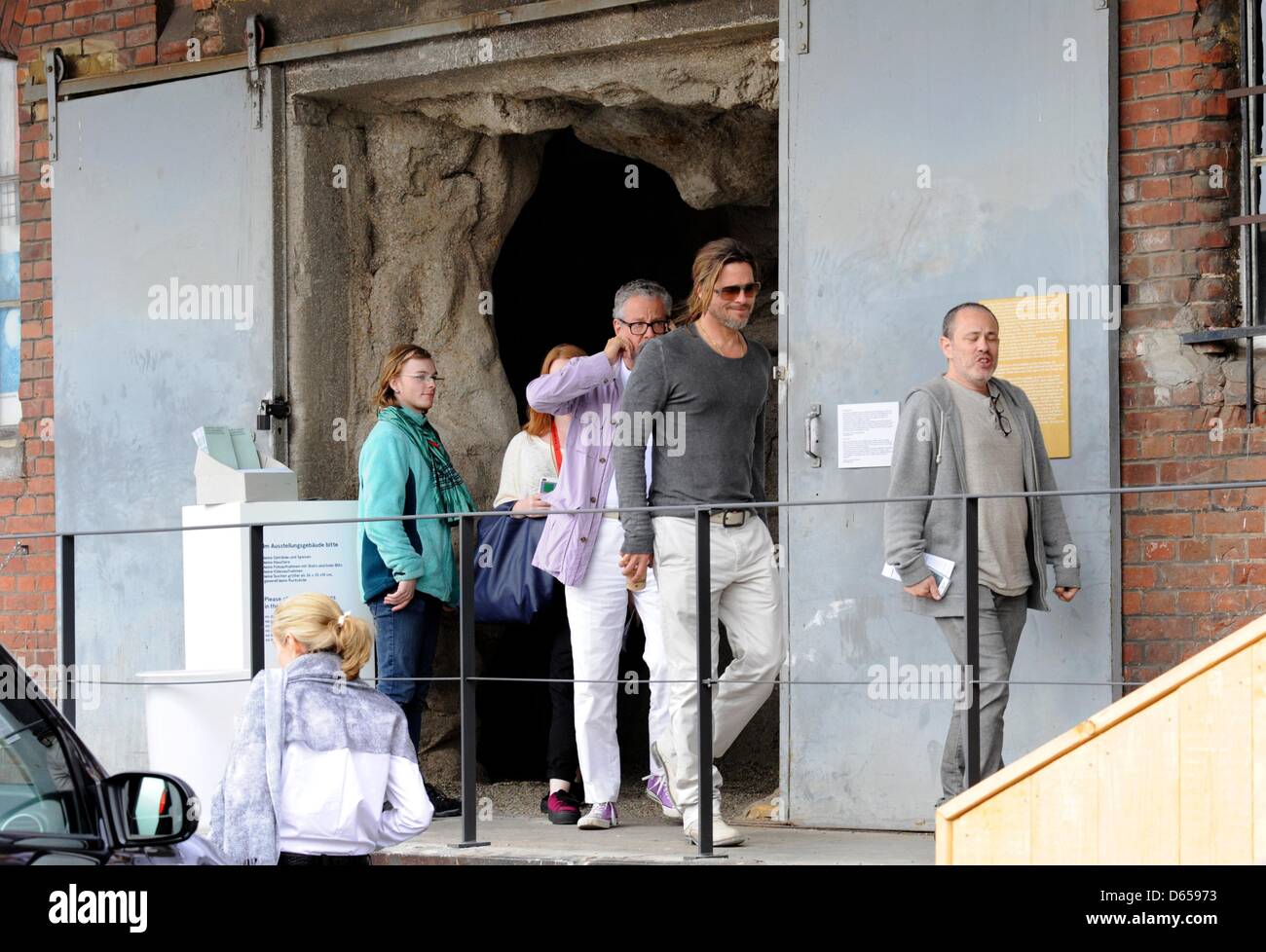L'acteur américain Brad Pitt (C) laisse une grotte artificielle dans un des entrepôts de la gare centrale de Kassel, Allemagne, 14 juin 2012. La grotte est un projet de l'installation et la vidéo d'artiste Javier Tellez pour documenta (13). Le monde-célèbre acteur en privé visite la documenta. Photo : UWE ZUCCHI Banque D'Images