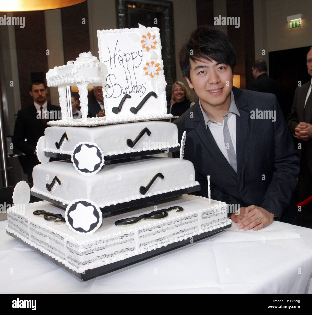 Lang Lang Star Chinoise Pose A Cote De Son Gateau D Anniversaire Au Cours De La Montblanc De La Culture Arts Patronage Award 12 A L Hotel De Rome A Berlin Allemagne 14 Juin