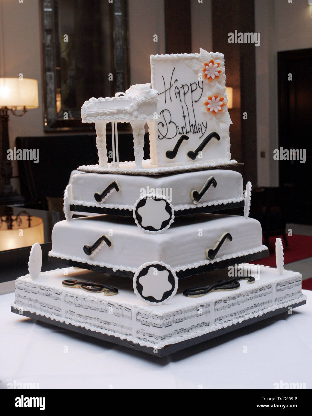 Joel Patissier Du Gateau D Anniversaire Manchard Qui Il A Concu Pour Le Chinois Lang Lang Star Pendant La Montblanc De La Culture Arts Patronage Award 12 Est Photographie A L Hotel De Rome