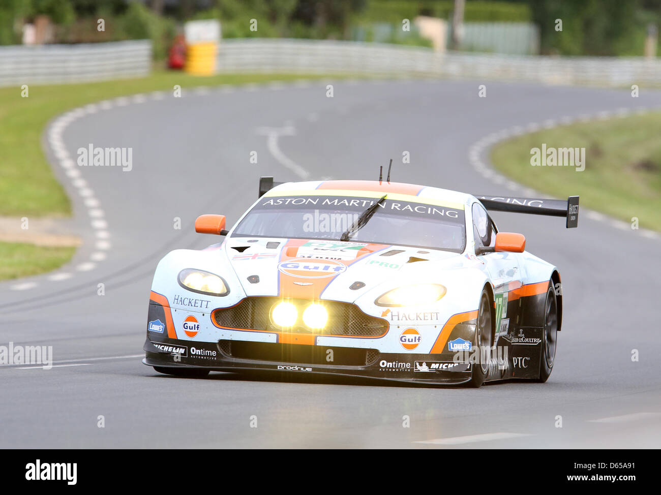 La catégorie LM GTE Pro Astin Martin Vantage V8 d'Aston Martin Racing avec les pilotes Stefan MueCKE, Darren Turner et Adrian Fernandez en action au cours de la qualification pour les 80ème 24 Heures du Mans sur le circuit de la Sarthe au Mans, France 14 juin 2012. Photo : Florian Schuh dpa Banque D'Images