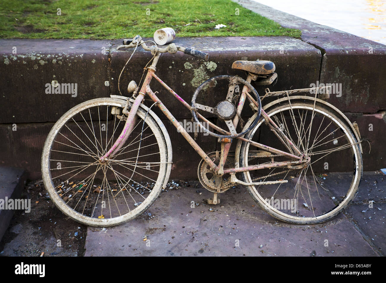 Sale vieux vélo cassé Banque D'Images