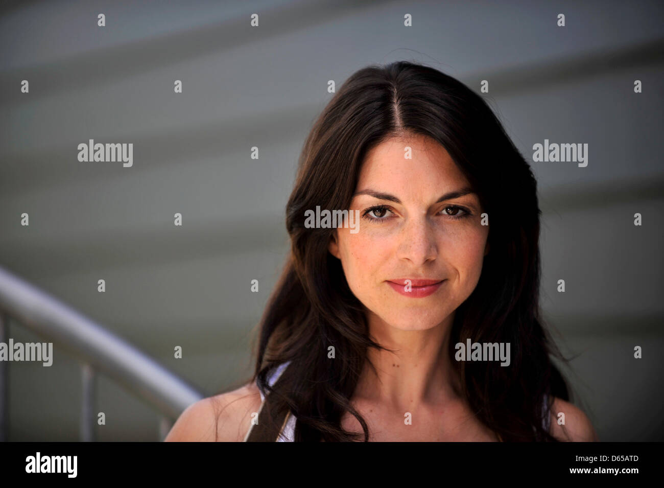 Bianca Hein (comme chef detective Katharina Hahn) pose pendant le tournage de la série "crime ZDF oko 5113', près de Munich, Allemagne, 15 juin 2012. Photo : Frank Leonhardt Banque D'Images