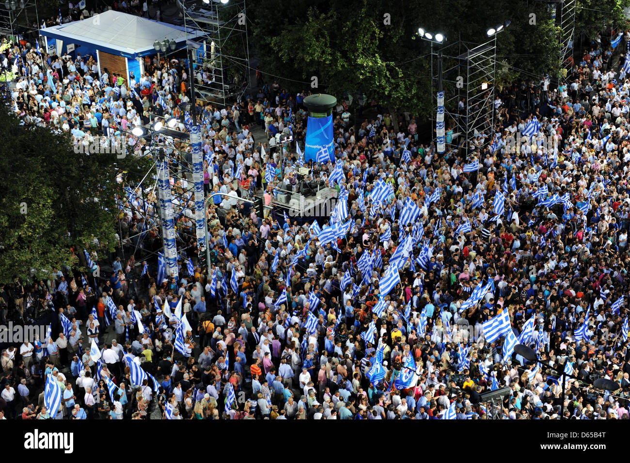 Assister à un événement électoral des partisans du parti grec 'Nea Dimokratia (ND) à la place Syntagma devant le parlement grec à Athènes, Grèce, le 15 juin 2012. Les élections générales ont lieu en Grèce le 17 juin 2012. Photo : Emily Wabitsch Banque D'Images