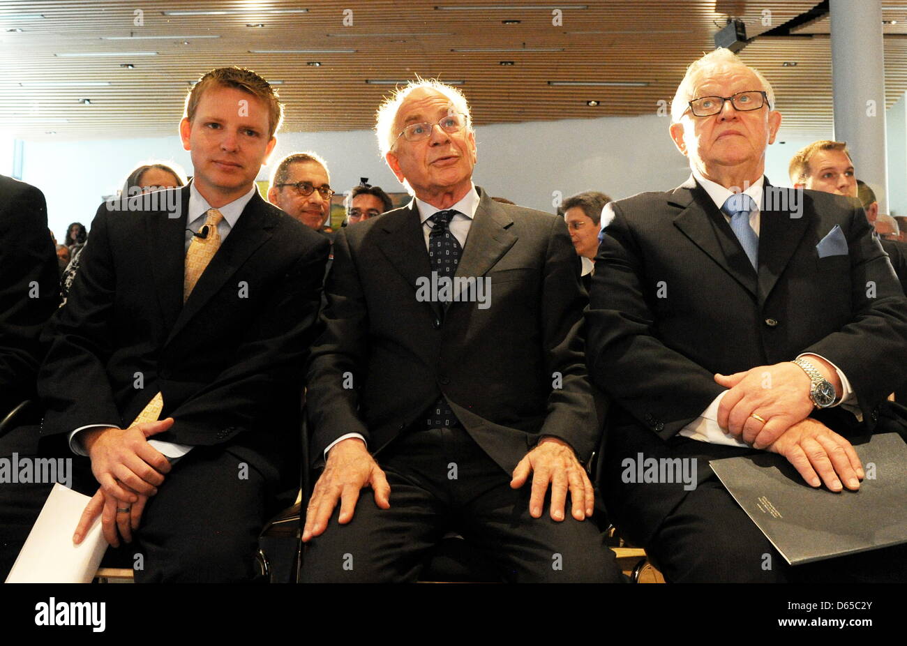 Die drei Preisträger des diesjährigen Weltwirschaftlichen Preises (l-r) der US-Unternehmer Nathan Eagle, der israelisch-amerikanische Nobelpreisträger für Wirtschaftswissenschaften Daniel Kahneman und der frühere finnische Président Martti Ahtisaari sitzen am Sonntag (17.06.2012) Bei der Preisverleihung à Kiel. Mit dieser Auszeichnung würdigen das Institut für Weltwirtschaft Banque D'Images