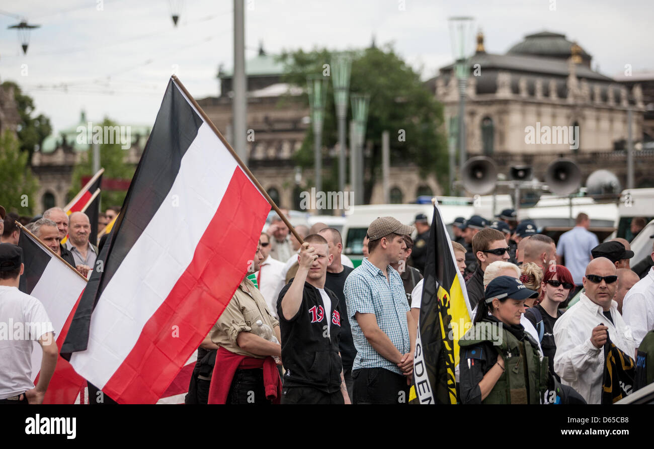 Aujourd'hui, il marche à travers la ville de Dresde, Allemagne, 17 juin 2012. Les extrémistes de droite a abusé de la commémoration du soulèvement populaire en RDA il y a 59 ans avec un rassemblement à Postplatz à Dresde. Photo : OLIVER KILLIG Banque D'Images