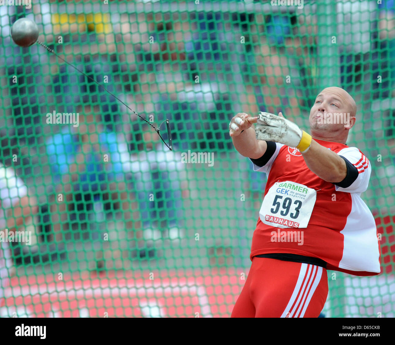 Athlète Allemand Markus Esser participe à la finale du lancer du marteau lors des Championnats d'athlétisme à Lorheide Allemand Stadium à Bochum, Allemagne, 17 juin 2012. Il a remporté le titre, mais ne peut encore se qualifier pour les Jeux Olympiques. Photo : Caroline Seidel Banque D'Images