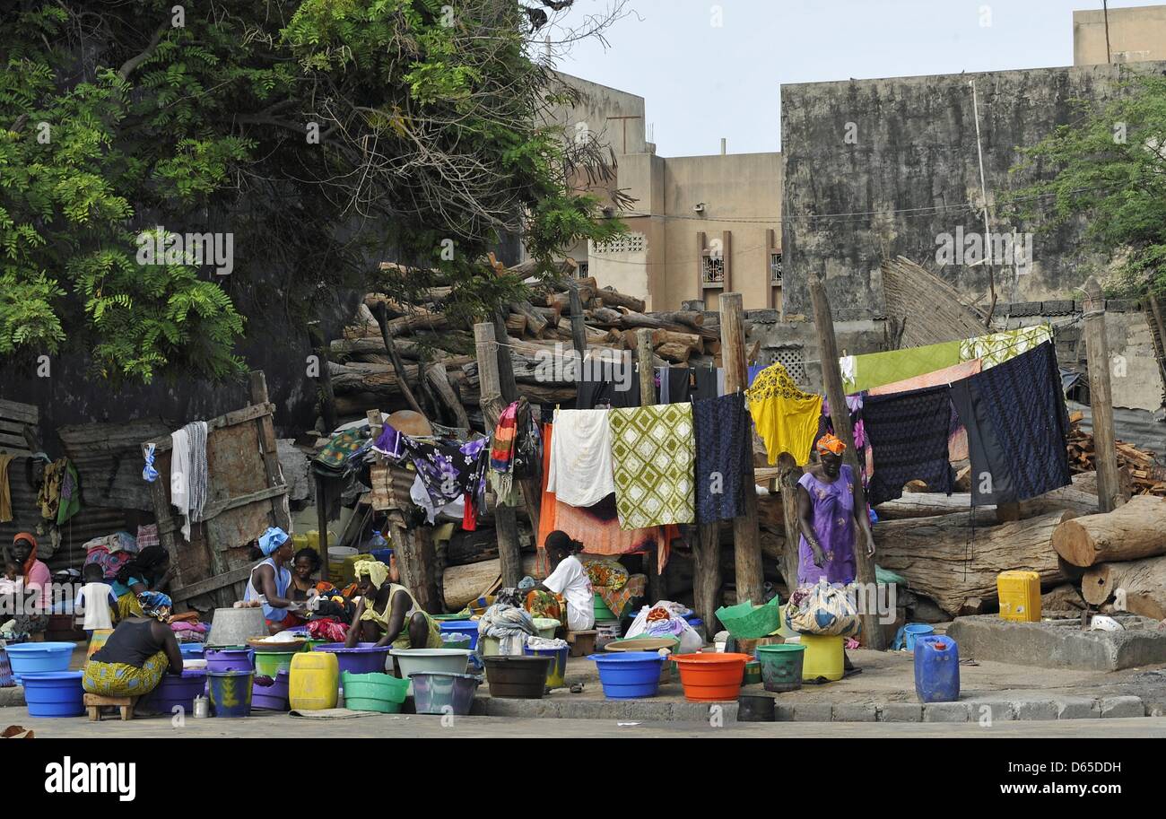 Fichier - Un fichier photo datée du 28 juin 2011 montre que les femmes faire le lavage à Dakar, Sénégal. Photo : Ursula Dueren Banque D'Images