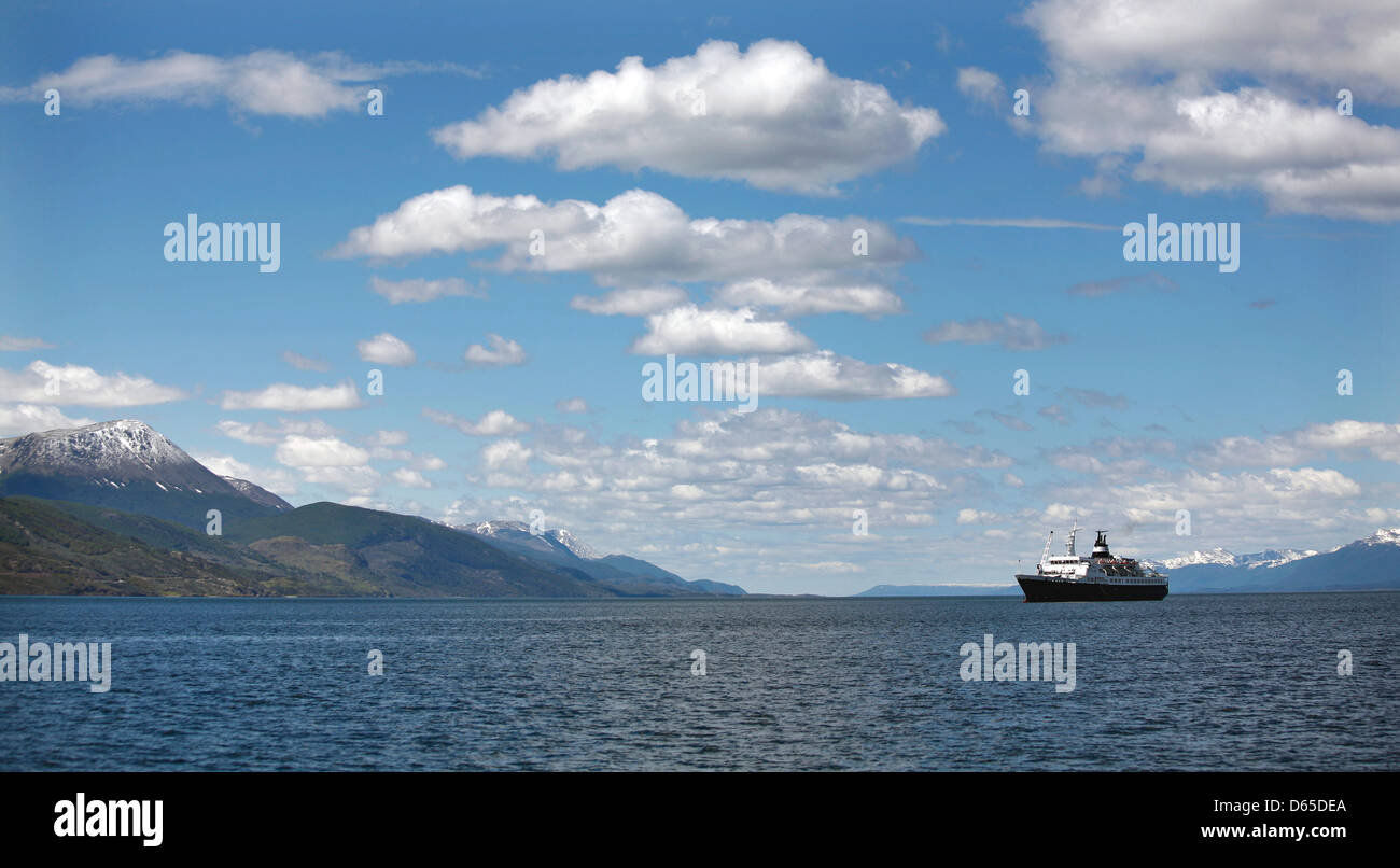 Fichier - Un fichier photo datée du 29 novembre 2008 indique le canal Beagle de passage des navires au large de la Terre de feu près d'Ushuaia, Argentine. Le canal de Beagle, le détroit de Magellan au nord, et de l'océan ouvert Passage de Drake au sud sont les trois passages navigables autour de l'Amérique du Sud entre les océans Pacifique et Atlantique. Photo : Jan Woitas Banque D'Images