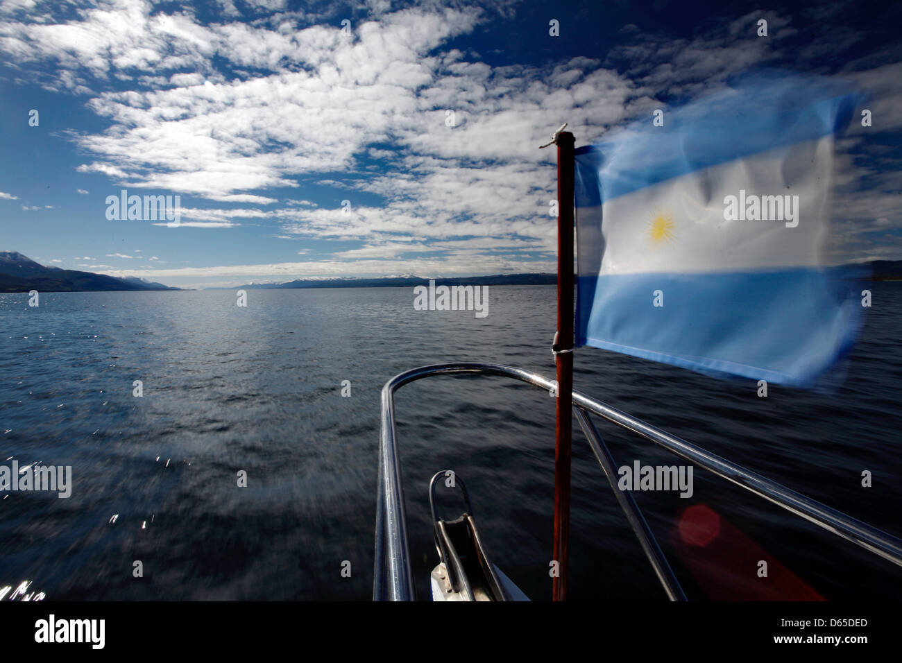 Fichier - Un fichier photo datée du 29 novembre 2008 présente le drapeau argentin sur un bateau traversant le canal de Beagle au large de la Terre de feu près d'Ushuaia, Argentine. Le canal de Beagle, le détroit de Magellan au nord, et de l'océan ouvert Passage de Drake au sud sont les trois passages navigables autour de l'Amérique du Sud entre les océans Pacifique et Atlantique. Photo : Jan Woitas Banque D'Images