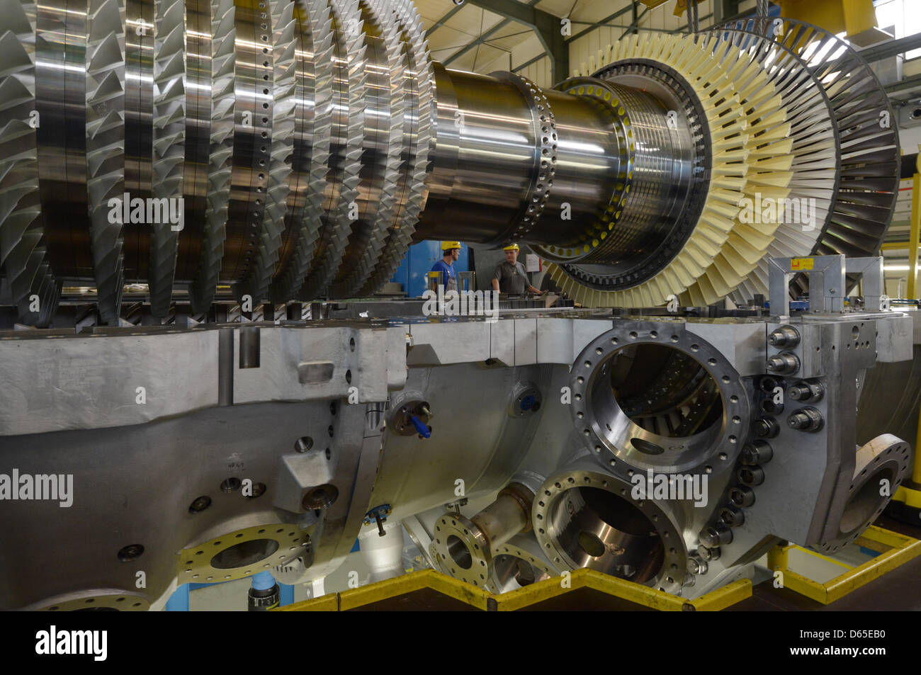 Siemens AG employés travaillent dans thefinal assemblée générale de l'usine de turbine à gaz à Berlin, Allemagne, le 25 mai 2012. Photo : Rainer Jensen Banque D'Images