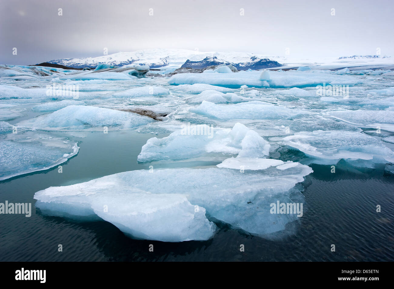 Les icebergs bleu flottant dans la lagune jokulsarlon en Islande en hiver Banque D'Images