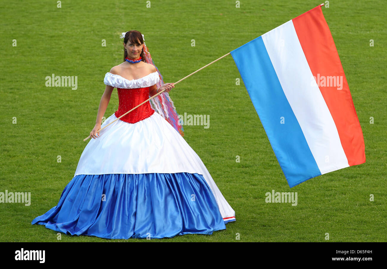 Robe de bal de la Dutch Fashion designer Offenborn Lohmuele est présenté au stade à Luebeck, Allemagne, le 29 mai 2012. Modèles présentés les robes conçues dans les couleurs nationales des pays participants de l'UEFA Euro 2012. Photo : Jens Buettner Banque D'Images