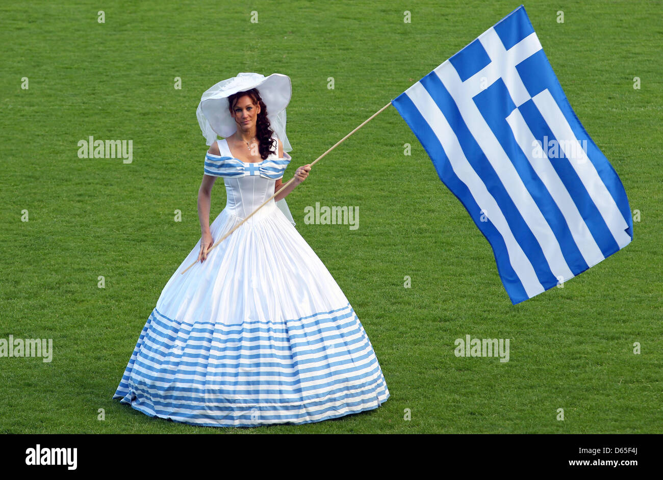 La robe de bal grec du couturier Offenborn Lohmuele est présenté au stade à Luebeck, Allemagne, le 29 mai 2012. Modèles présentés les robes conçues dans les couleurs nationales des pays participants de l'UEFA Euro 2012. Photo : Jens Buettner Banque D'Images