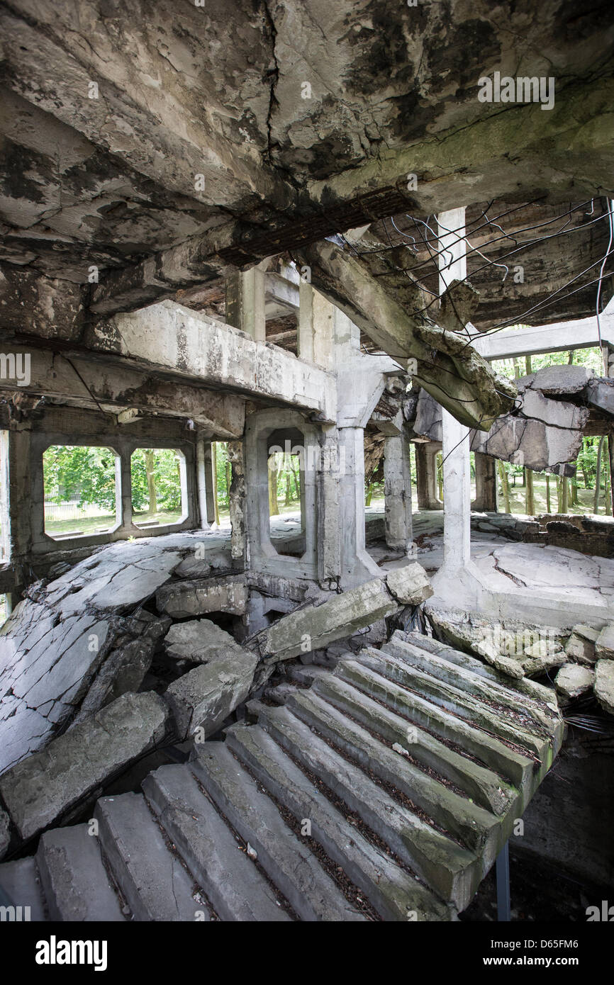 Les ruines d'une caserne sont illustrés au 'Westerplatte' Memorial sur la péninsule du même nom dans la région de Gdansk, Pologne, 17 juin 2012. Des coups de feu tirés de la SMS cuirassé Schleswig-Holstein à Westerplatte le 01 septembre 1939 a commencé la seconde guerre mondiale. En 1966, Gdansk a érigé un monument de la bataille. Pour la Pologne, la Westerplatte est un symbole de la résistance à l'Allemagne nazie. Photo : Banque D'Images