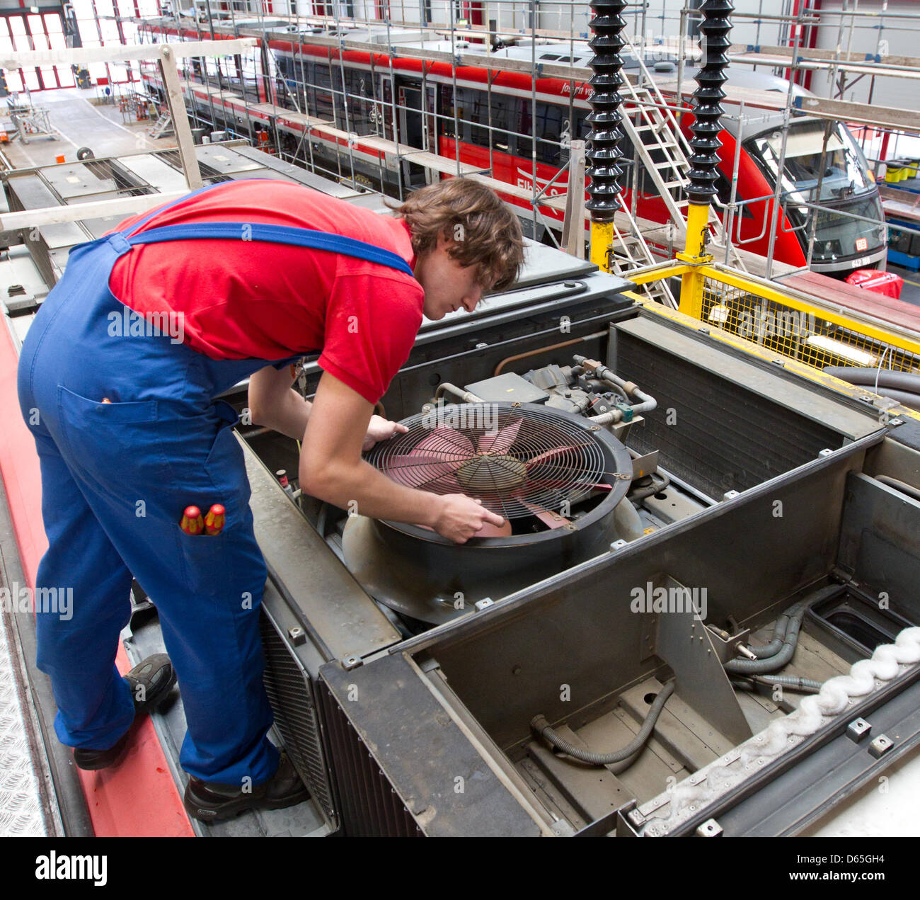 Dennis mécatroniques Kuhnert vérifie le système de climatisation d'un train  de voyageurs à l'atelier de maintenance de la Deutsche Bahn Ag à Magdeburg,  Allemagne, 04 juin 2012. DB Regio est actuellement à