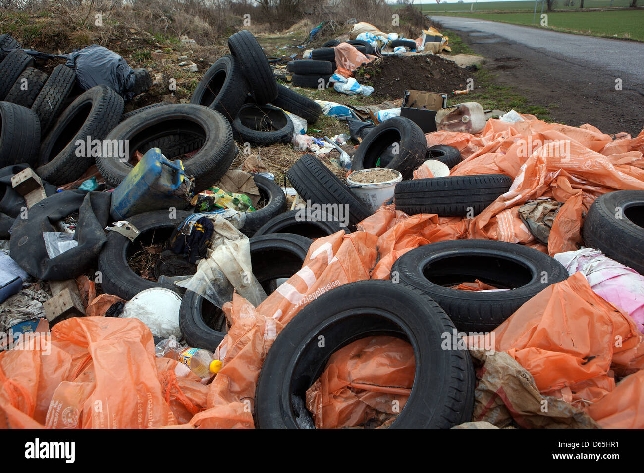 Le déversement illégal de pneus usagés jetés à la route de comté, République Tchèque Banque D'Images