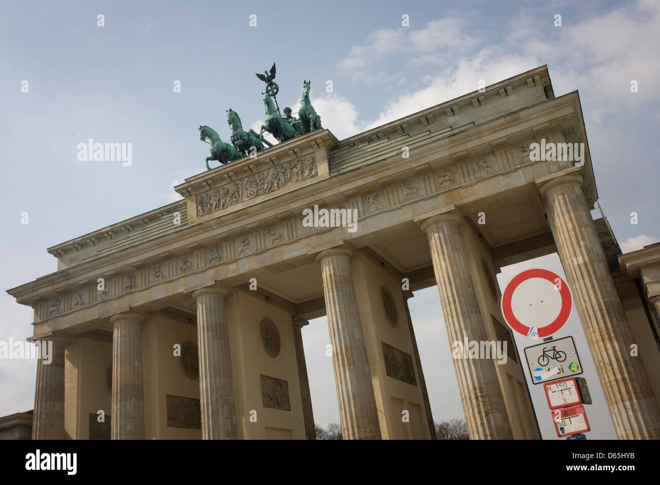 Vaste paysage et architecture de la porte de Brandebourg (Brandenburger Tor) à Berlin Mitte. La structure est une ancienne porte de la ville, reconstruite à la fin du xviiie siècle comme une Arche de triomphe néoclassique, et maintenant l'un des plus célèbres monuments de l'Allemagne. (Plus dans la description). Banque D'Images