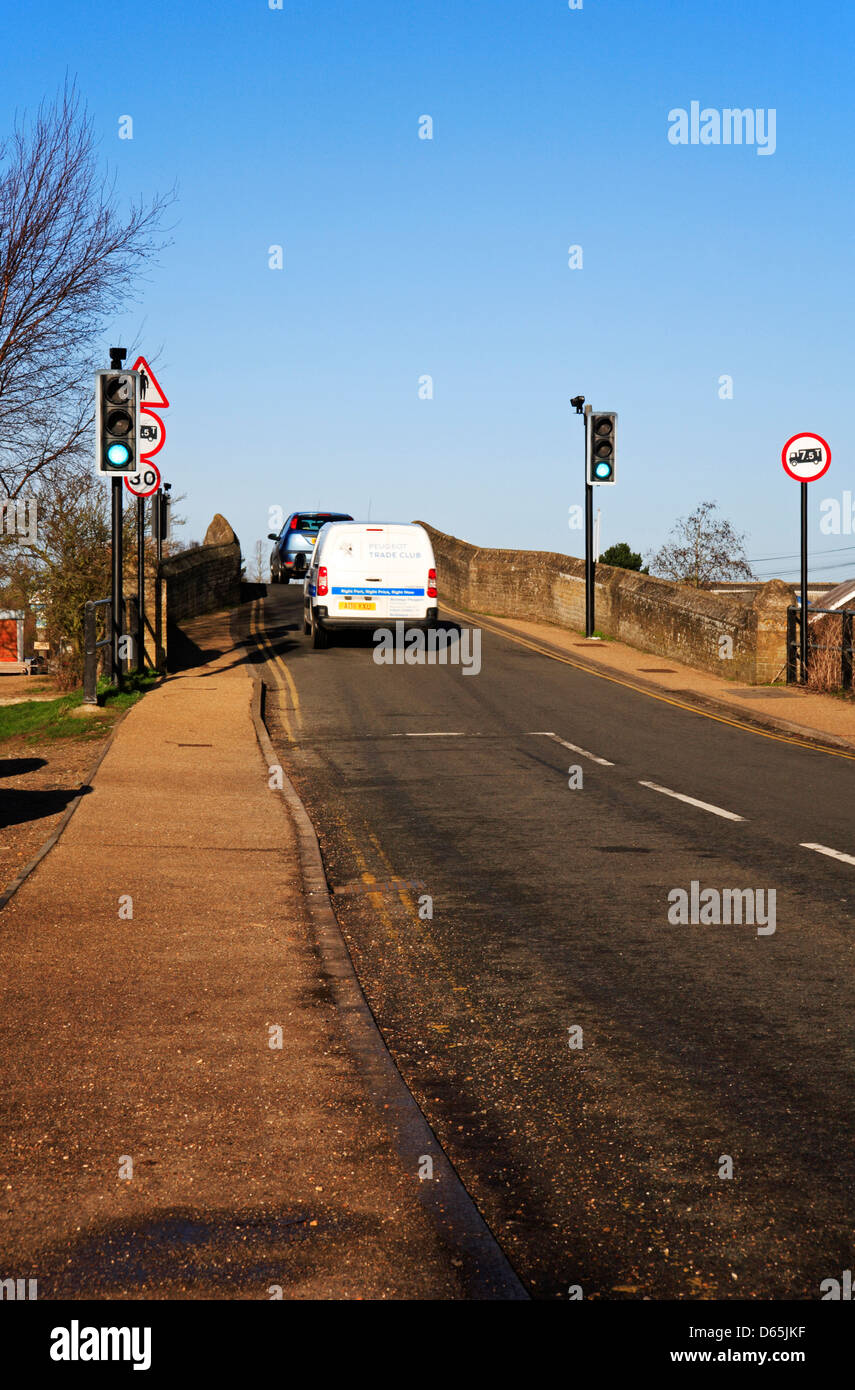 Sur l'ancien pont médiéval sur les Norfolk Broads à Potter Heigham, Norfolk, Angleterre, Royaume-Uni. Banque D'Images