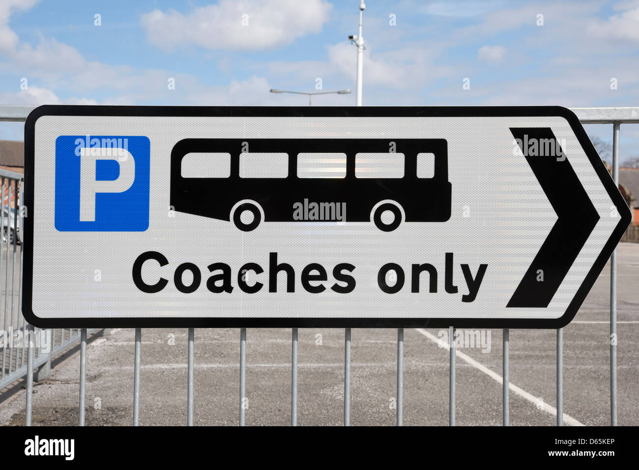 Gros plan sur le parking bus Coach Park, panneau réservé aux autocars Signalétique Angleterre Royaume-Uni Grande-Bretagne Banque D'Images Gros plan sur le parking bus Coach Park, panneau réservé aux autocars Signalétique Angleterre Royaume-Uni Grande-Bretagne Banque D'Images