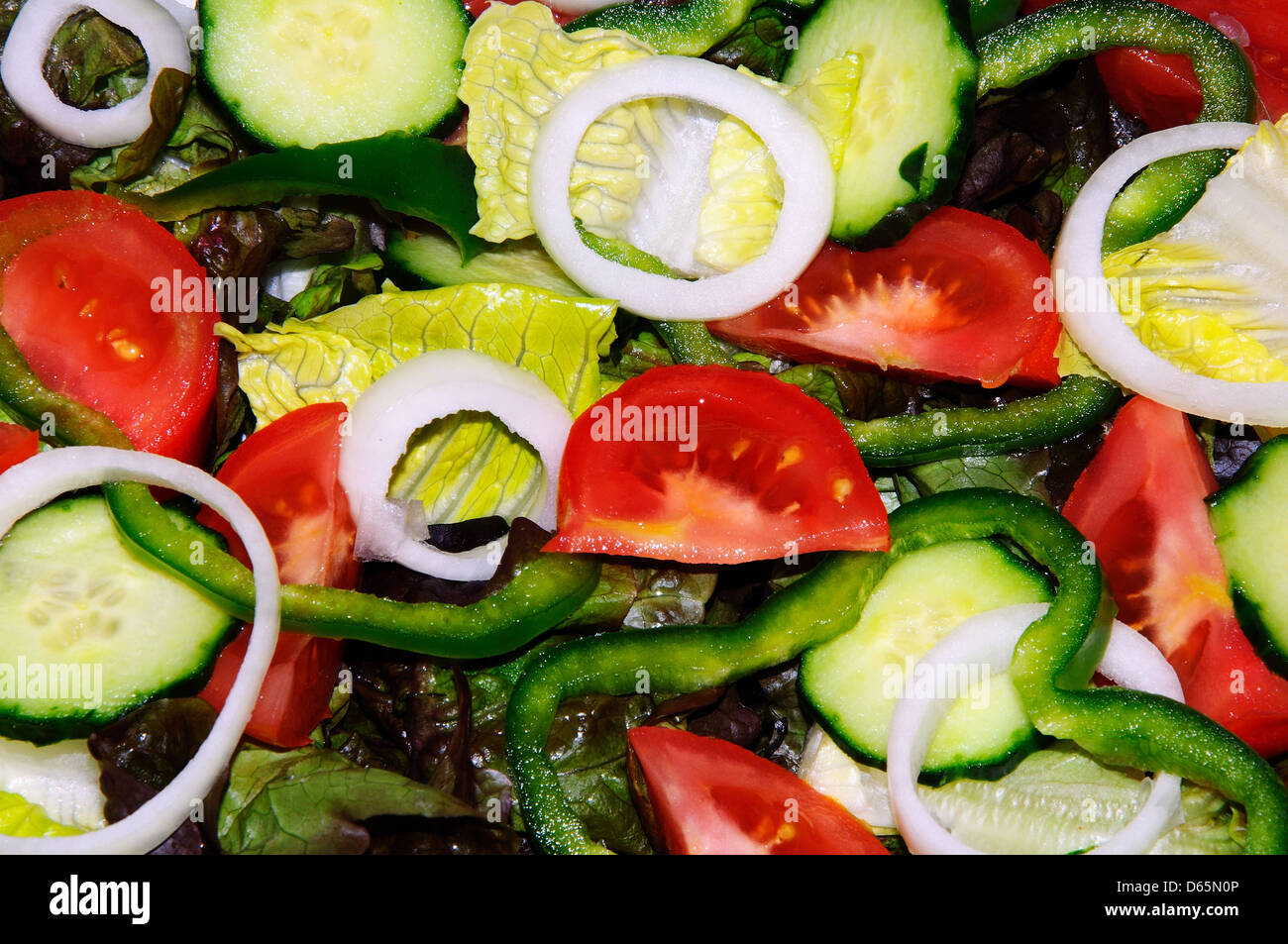 Salade composée de laitue, tomate, oignon, concombre et poivron vert. Banque D'Images