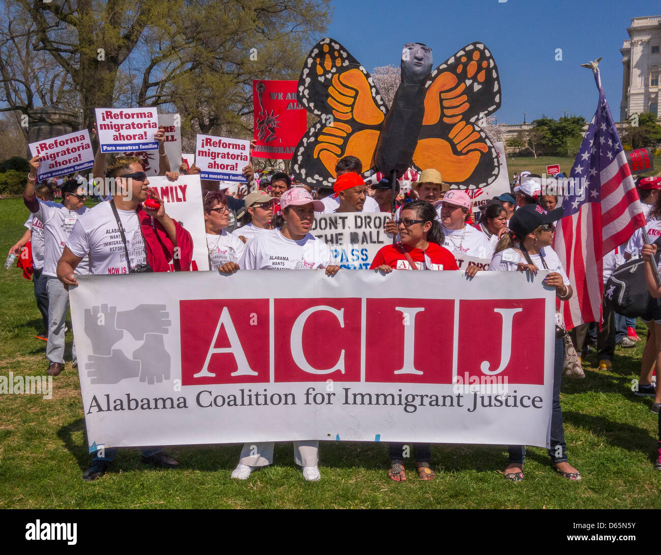 Washington DC, USA. 10 avril 2013. Les manifestants de ACIJ tenir lors de la réforme de l'immigration signe rassemblement au Capitole. Crédit : Rob Crandall / Alamy Live News Banque D'Images