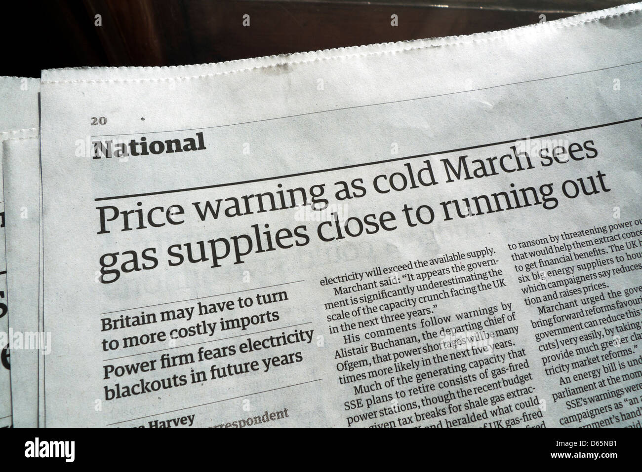 Avertissement : "que le froid en mars, les livraisons de gaz à proximité de l'exécution out' gros titre de journal en journal The Guardian, 22 mars 2013 Banque D'Images