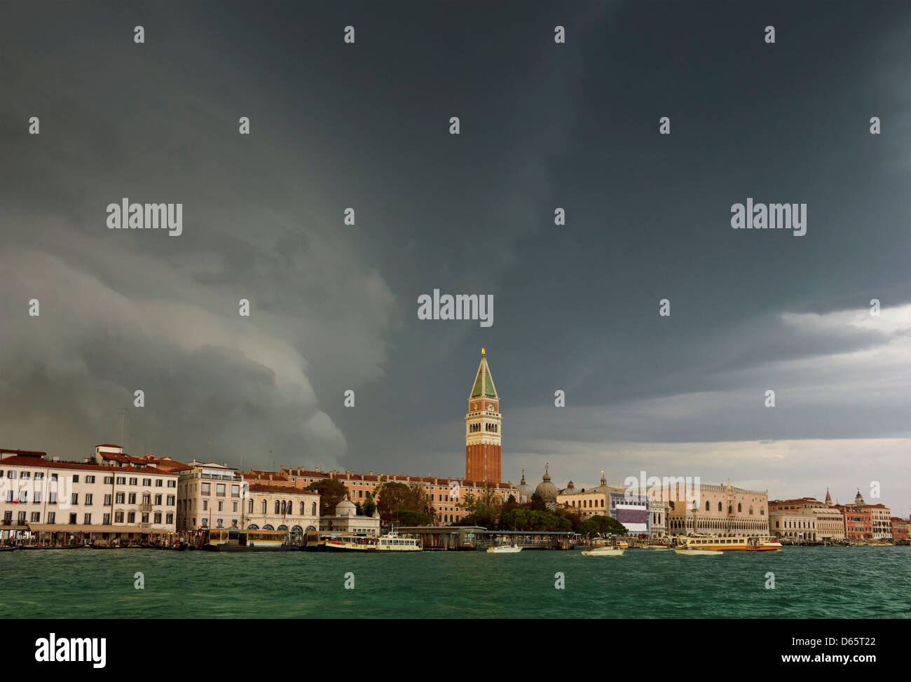 Une énorme tempête s'approche de la Place Saint Marc à Venise, Italie. Les nuages sombres et les vents forts en surplomb sur Grand Canal. Banque D'Images