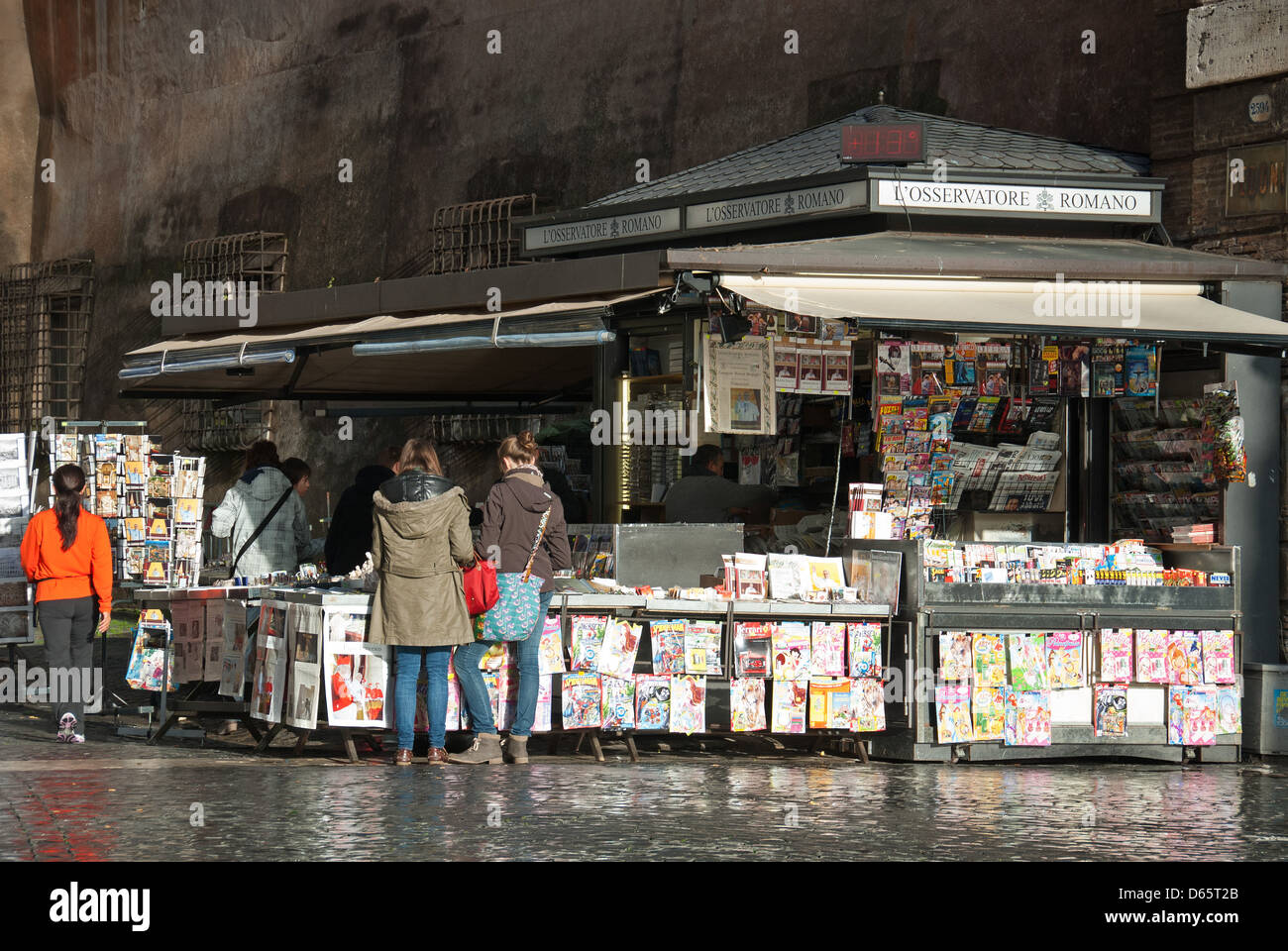 ROME, ITALIE. Un kiosque dans la ville du Vatican. L'année 2013. Banque D'Images