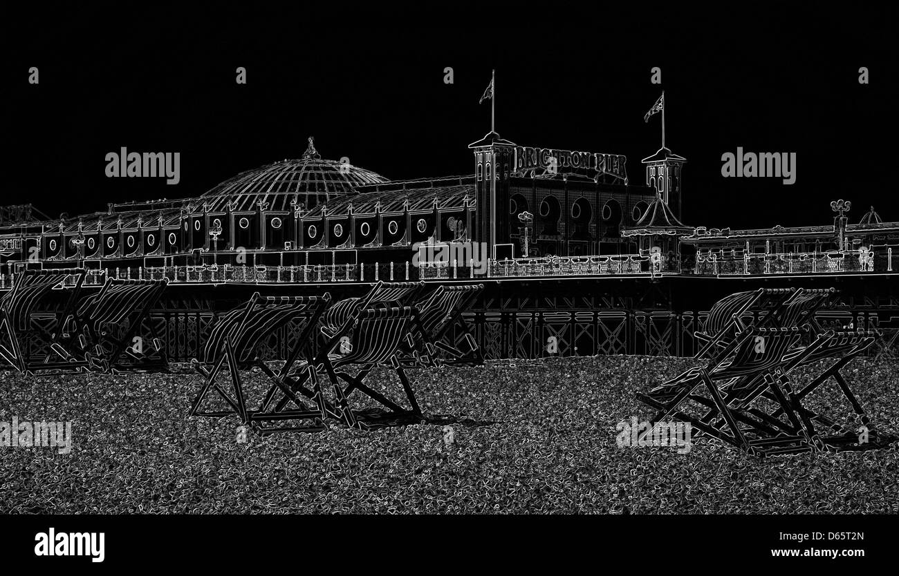 Une image monochrome surréaliste de la jetée de Brighton. Banque D'Images