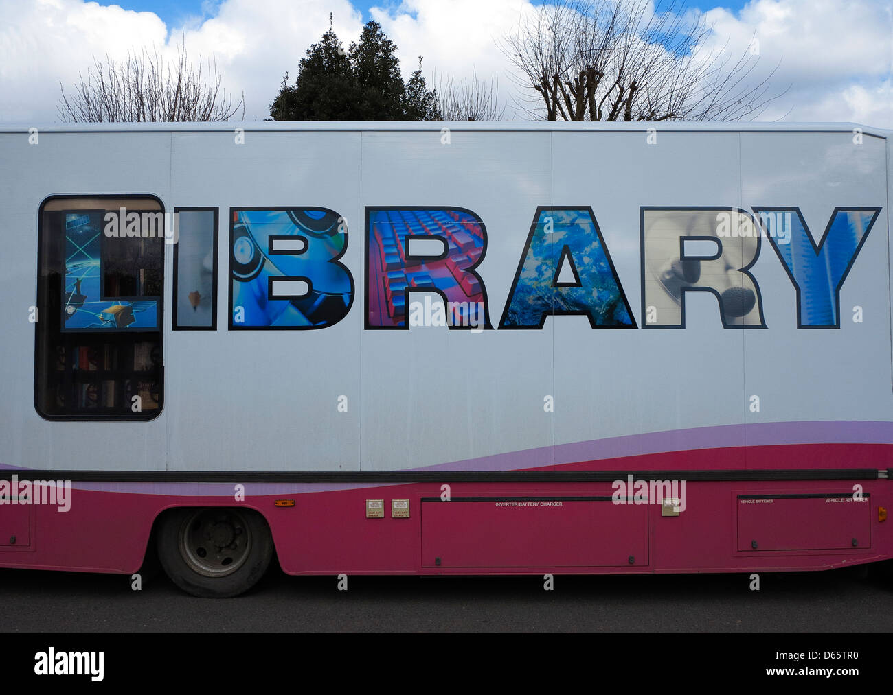 Sur le côté du panneau Bibliothèque Bibliothèque mobile van stationné dans Street Banque D'Images Sur le côté du panneau Bibliothèque Bibliothèque mobile van stationné dans Street Banque D'Images