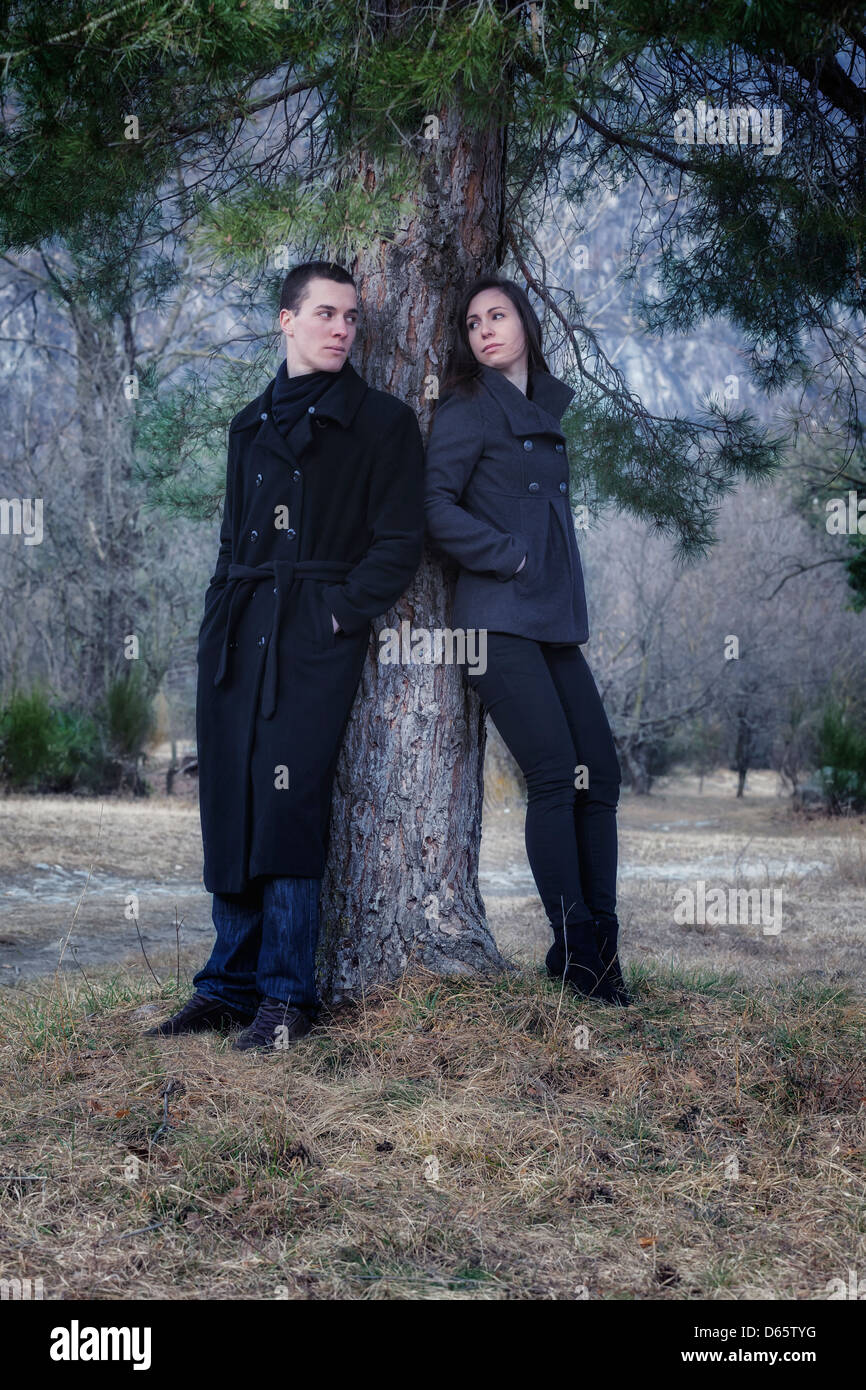 Un couple dans une atmosphère de conflit sous un arbre Banque D'Images