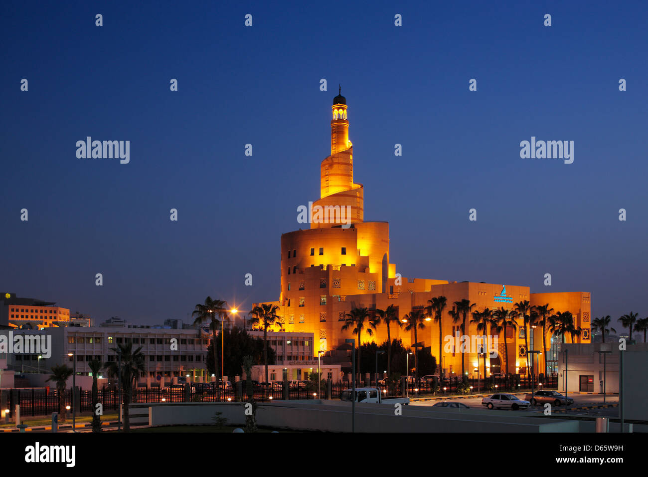 Bâtiment Al Fanar au crépuscule à Doha, Qatar. Ce bâtiment d'une architecture historique de la ville Banque D'Images