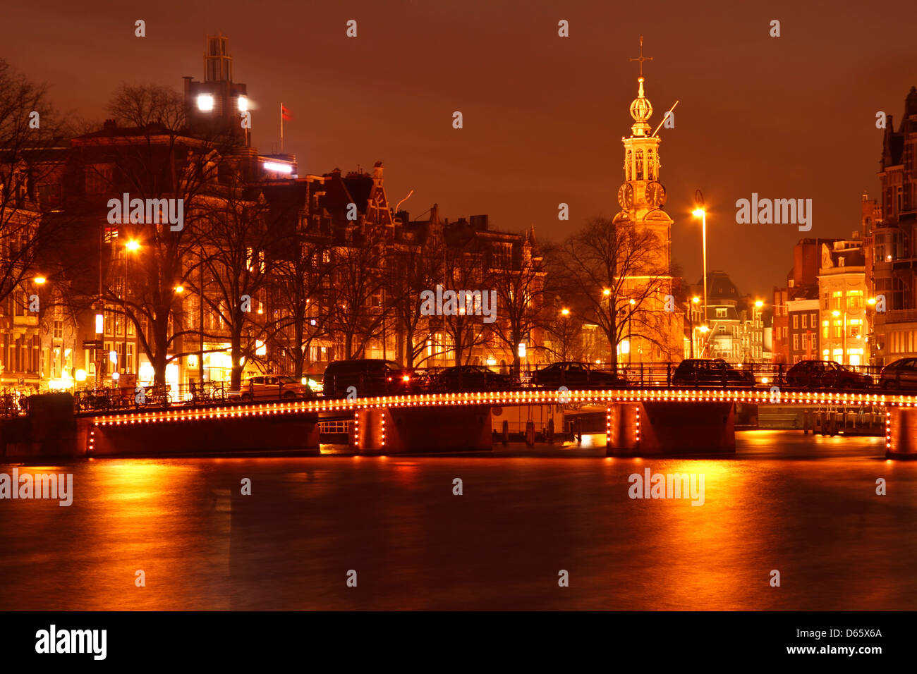 Amsterdam by night avec la tour Munt aux Pays-Bas Banque D'Images