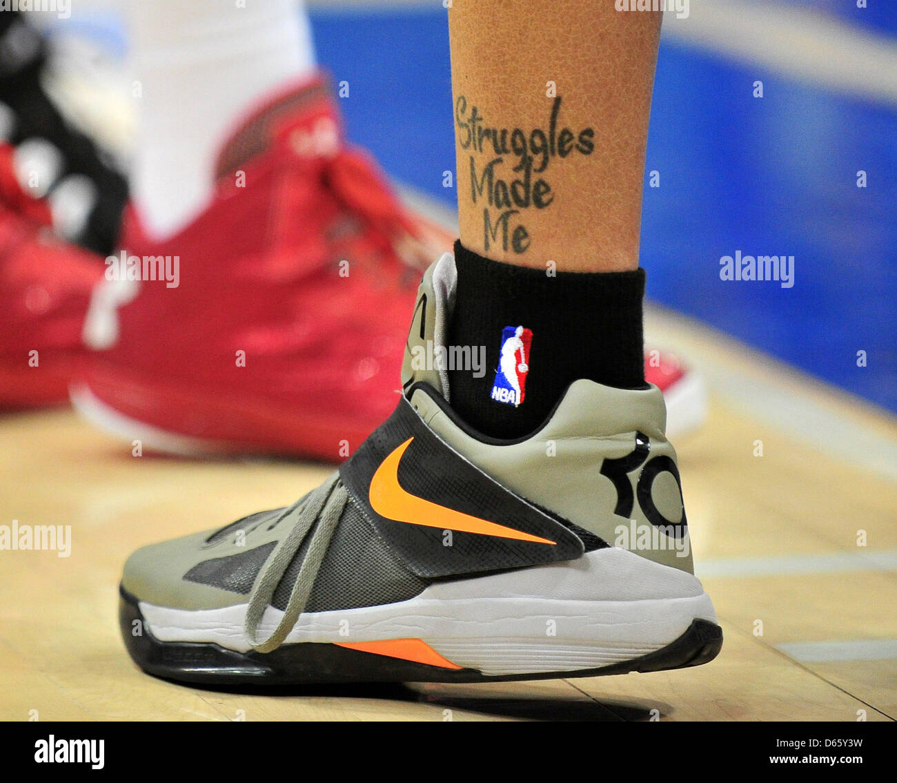 3 avril 2013 : ''STatouage m'a fait truggles'' de Michael Beasley # 0 de la NBA Suns en action de jeu comme l'hôte les Los Angeles Clippers les Phoenix Suns NBA dans un match au Staples Center de Los Angeles, Californie John Green/CSM Banque D'Images