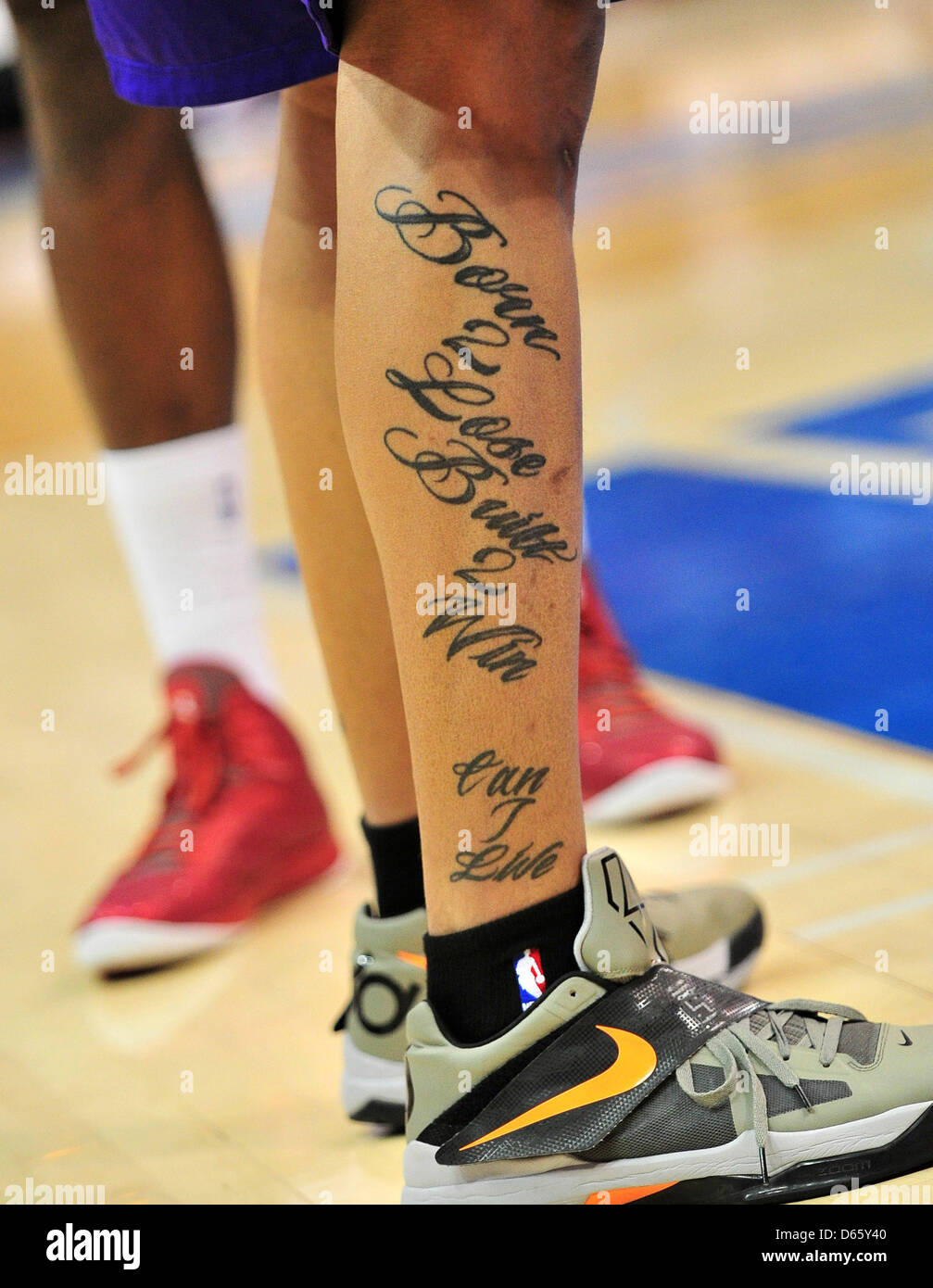 3 avril 2013 : ''Tatouage né 2 Perdre construit 2 Win'' de Michael Beasley # 0 de la NBA Suns en action de jeu comme l'hôte les Los Angeles Clippers les Phoenix Suns NBA dans un match au Staples Center de Los Angeles, Californie John Green/CSM Banque D'Images