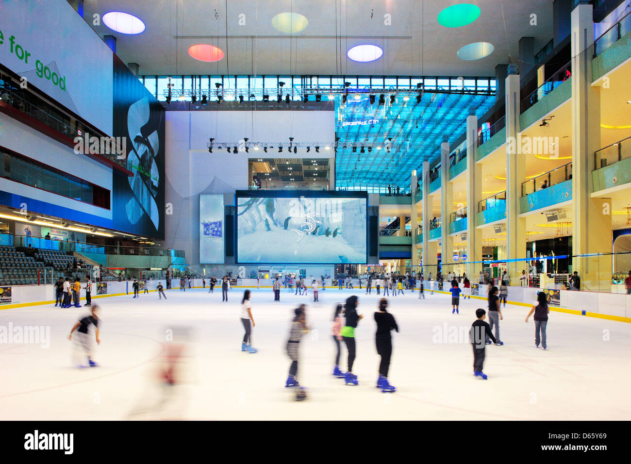 La patinoire du Dubaï Mall, le plus grand centre commercial du monde avec quelques magasins 1200 Banque D'Images