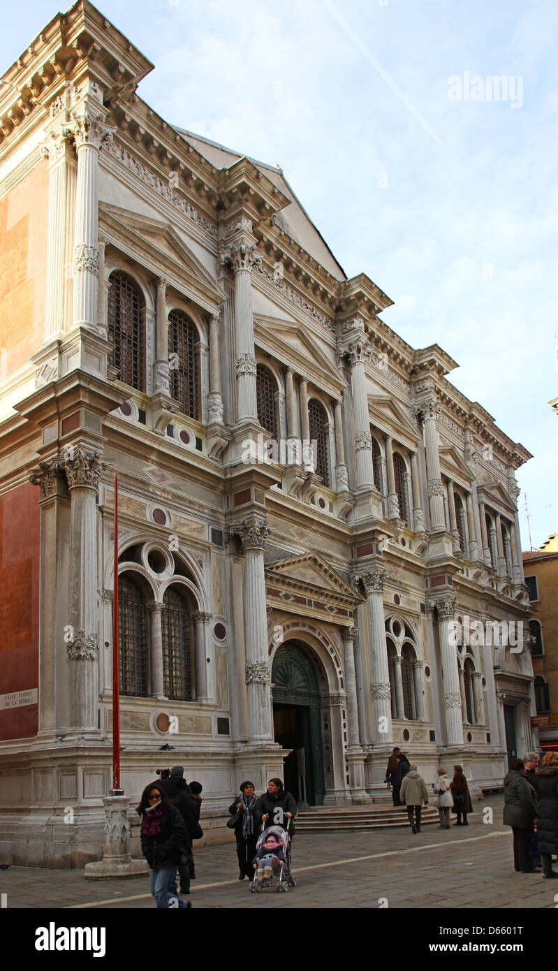 La façade extérieure de la Scuola Grande di San Rocco Venise Italie Banque D'Images