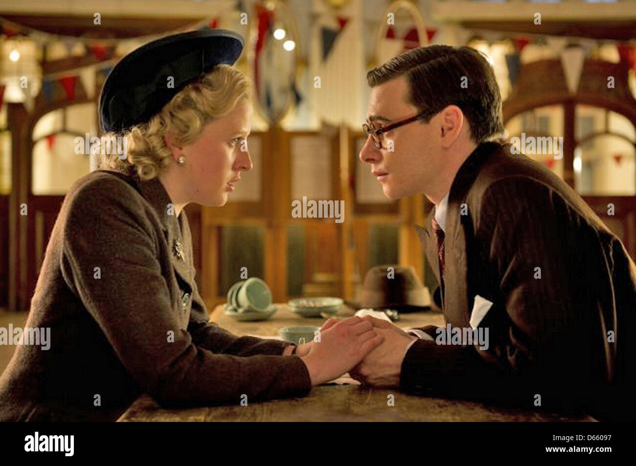 La dame de fer 2011 Pathe/Film 4 production avec Alexandra Roach en tant que jeune Margaret Thatcher et Harry Lloyd Banque D'Images