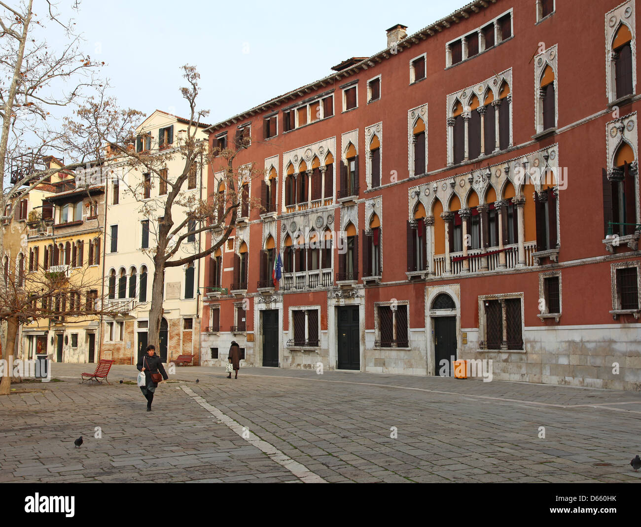 De vieux bâtiments colorés dans le Campo San Polo ou St Pauls square Venice Italie Banque D'Images
