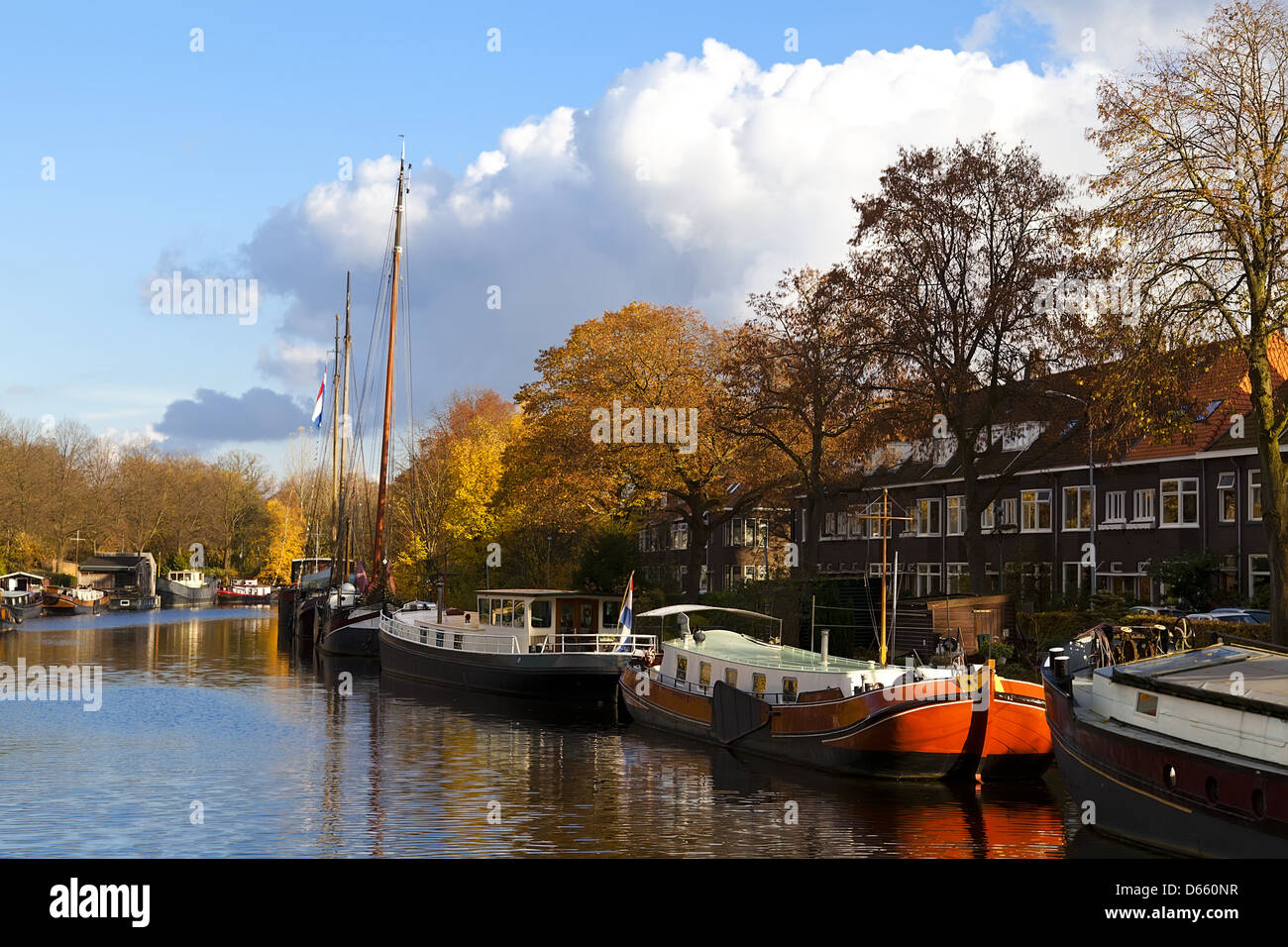 Navires sur le canal en Groningen Banque D'Images