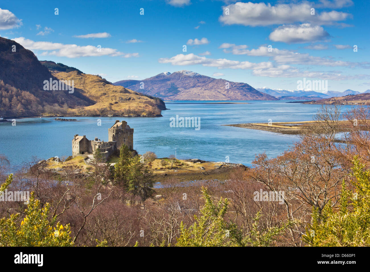 Le Château d'Eilean Donan ET LOCH DUICH SUR UNE JOURNÉE AU DÉBUT DU PRINTEMPS DANS LES HAUTES TERRES DE L'OUEST DE L'ECOSSE Banque D'Images