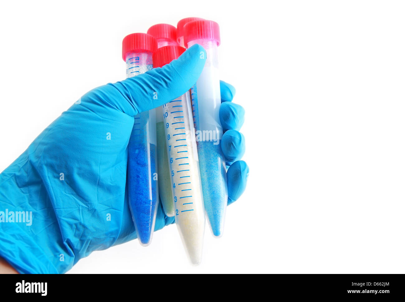 Bras avec glove détient différents produits chimiques dans des tubes in laboratory Banque D'Images