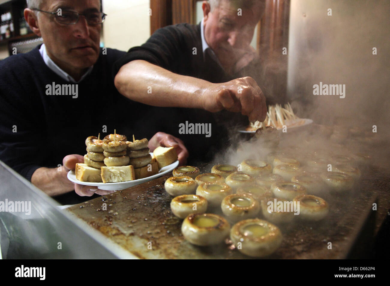 Bar à Tapas de champignons cuisson Soriano, Logrono, Espagne Banque D'Images