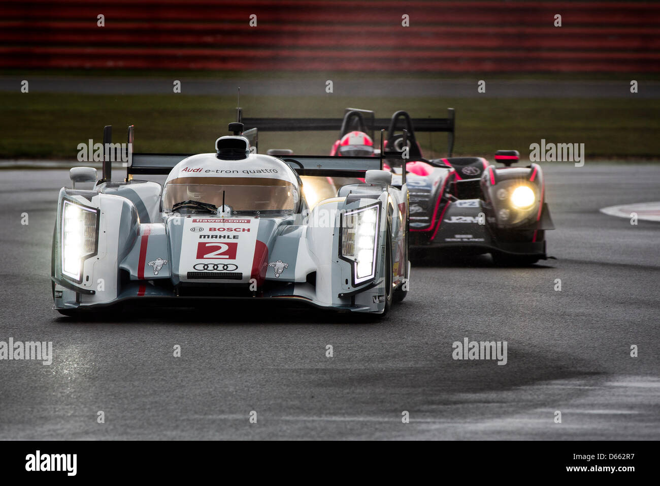 12.04.2013 Circuit de Silverstone le Northamptonshire en Angleterre. La pratique libre pour le Round 1 de la FIA World Endurance Championship - 6 heures de Silverstone. # 2 AUDI SPORT TEAM JOEST (DEU). Audi R18 e-tron Quattro. La catégorie LMP1. Pilotes : Tom Kristensen (DNK) Loic Duval (FRA) Allan McNish (GBR) Banque D'Images 12.04.2013 Circuit de Silverstone le Northamptonshire en Angleterre. La pratique libre pour le Round 1 de la FIA World Endurance Championship - 6 heures de Silverstone. # 2 AUDI SPORT TEAM JOEST (DEU). Audi R18 e-tron Quattro. La catégorie LMP1. Pilotes : Tom Kristensen (DNK) Loic Duval (FRA) Allan McNish (GBR) Banque D'Images