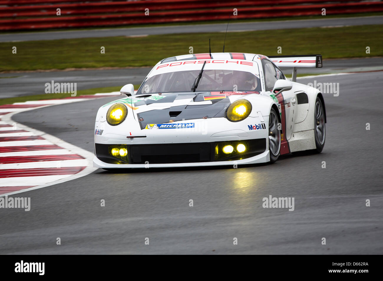 12.04.2013 Circuit de Silverstone le Northamptonshire en Angleterre. La pratique libre pour le Round 1 de la FIA World Endurance Championship - 6 heures de Silverstone. # 91 L'équipe de Porsche AG MANTHEY (DEU). Porsche 911 RSR. Catégorie LMGTE Pro. Pilotes : Jorg Bergmeister (DEU) Patrick Pilet (FRA) Timo Bernhard (DEU) Banque D'Images 12.04.2013 Circuit de Silverstone le Northamptonshire en Angleterre. La pratique libre pour le Round 1 de la FIA World Endurance Championship - 6 heures de Silverstone. # 91 L'équipe de Porsche AG MANTHEY (DEU). Porsche 911 RSR. Catégorie LMGTE Pro. Pilotes : Jorg Bergmeister (DEU) Patrick Pilet (FRA) Timo Bernhard (DEU) Banque D'Images